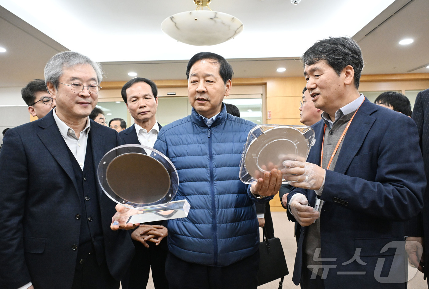 (서울=뉴스1) = 구윤철 부총리 겸 재정경제부 장관이 23일 오후 충북 음성군 소재 반도체 기업인 DB하이텍을 방문해 관계자로부터 DB 하이텍 웨이퍼 설명을 듣고 있다. (재정경 …