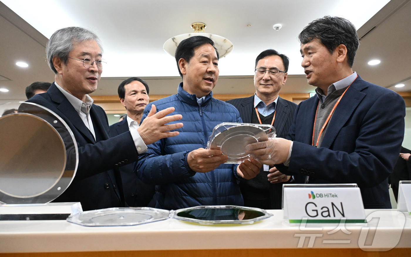 (서울=뉴스1) = 구윤철 부총리 겸 재정경제부 장관이 23일 오후 충북 음성군 소재 반도체 기업인 DB하이텍을 방문해 관계자로부터 DB 하이텍 웨이퍼 설명을 듣고 있다. (재정경 …