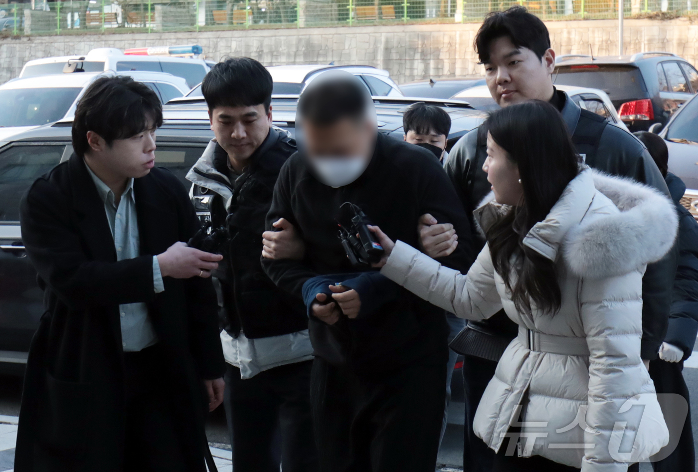 (울산=뉴스1) 김세은 기자 = 캄보디아에서 연애를 빙자한 사기 일명 \'로맨스스캠\'으로 120억원을 가로챈 한국인 총책 부부가 23일 국내로 강제 송환돼 울산경찰청 반부패수사대 …