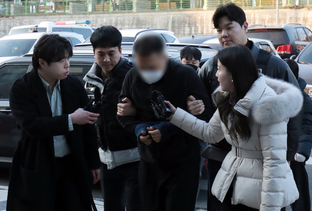 '딥페이크 로맨스스캠' 성형까지 한 캄보디아 총책 부부 울산 압송