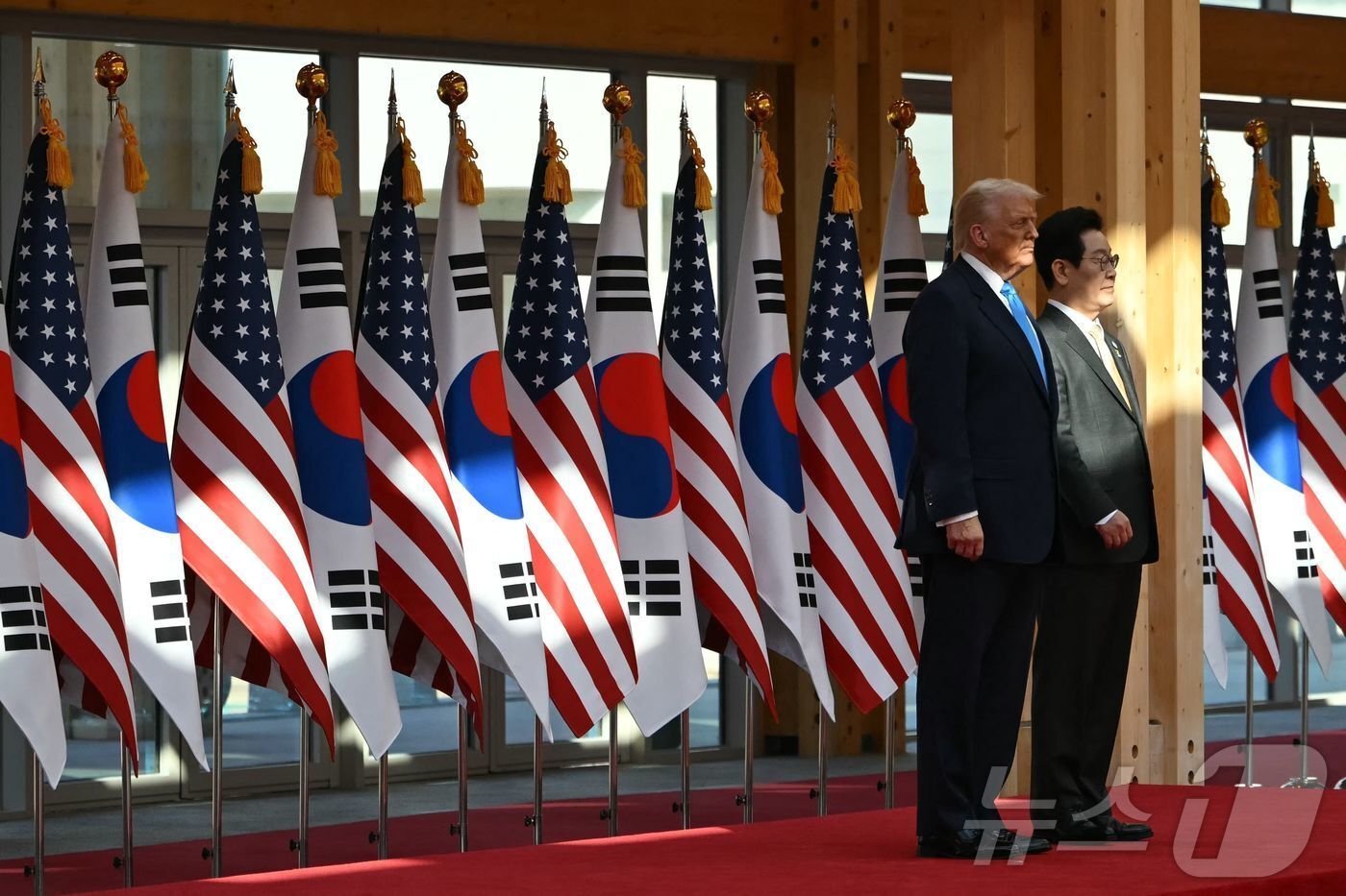 본문 이미지 - 이재명 대통령과 도널드 트럼프 미국 대통령이 지난해 10월 29일 경주 국립박물관에서 정상회담에 앞서 열린 환영 행사에 참석했다. 2025.10.29 ⓒ AFP=뉴스1 ⓒ News1 최종일 선임기자