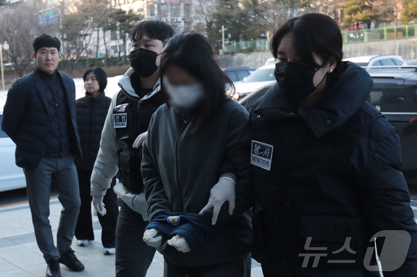 (울산=뉴스1) 김세은 기자 = 캄보디아에서 연애를 빙자한 사기 일명 \'로맨스스캠\'으로 120억원을 가로챈 한국인 총책 부부가 23일 국내로 강제 송환돼 울산경찰청 반부패수사대 …