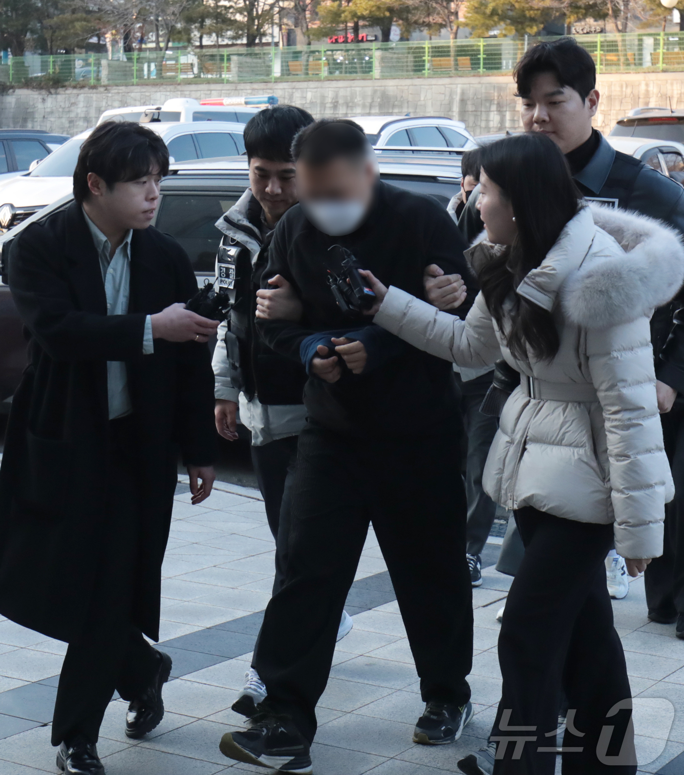 (울산=뉴스1) 김세은 기자 = 캄보디아에서 연애를 빙자한 사기 일명 '로맨스스캠'으로 120억원을 가로챈 한국인 총책 부부가 23일 국내로 강제 송환돼 울산경찰청 반부패수사대로 …