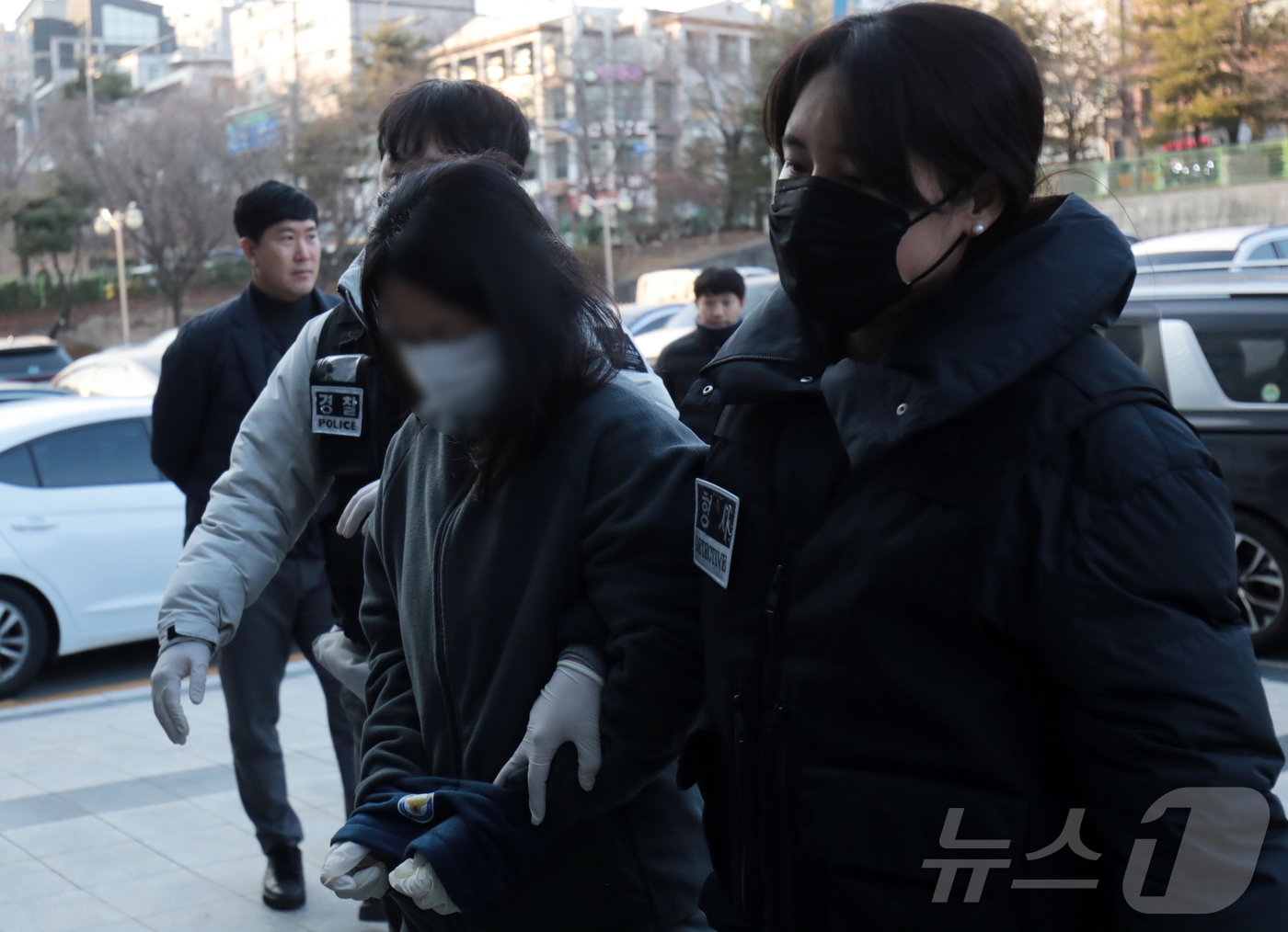 (울산=뉴스1) 김세은 기자 = 캄보디아에서 연애를 빙자한 사기 일명 \'로맨스스캠\'으로 120억원을 가로챈 한국인 총책 부부가 23일 국내로 강제 송환돼 울산경찰청 반부패수사대 …