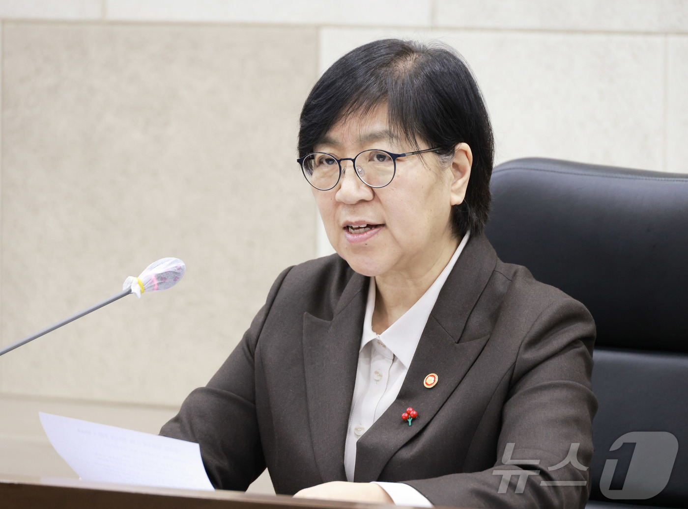 (서울=뉴스1) = 정은경 보건복지부 장관이 23일 오후 인천시청에서 열린 응급의료 간담회에서 발언을 하고 있다. (보건복지부 제공. 재판매 및 DB 금지) 2026.1.23/뉴스 …