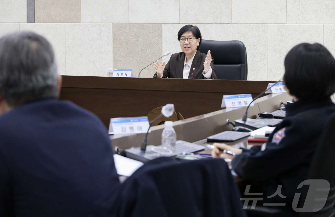 (서울=뉴스1) = 정은경 보건복지부 장관이 23일 오후 인천시청에서 열린 응급의료 간담회에서 발언을 하고 있다. (보건복지부 제공. 재판매 및 DB 금지) 2026.1.23/뉴스 …