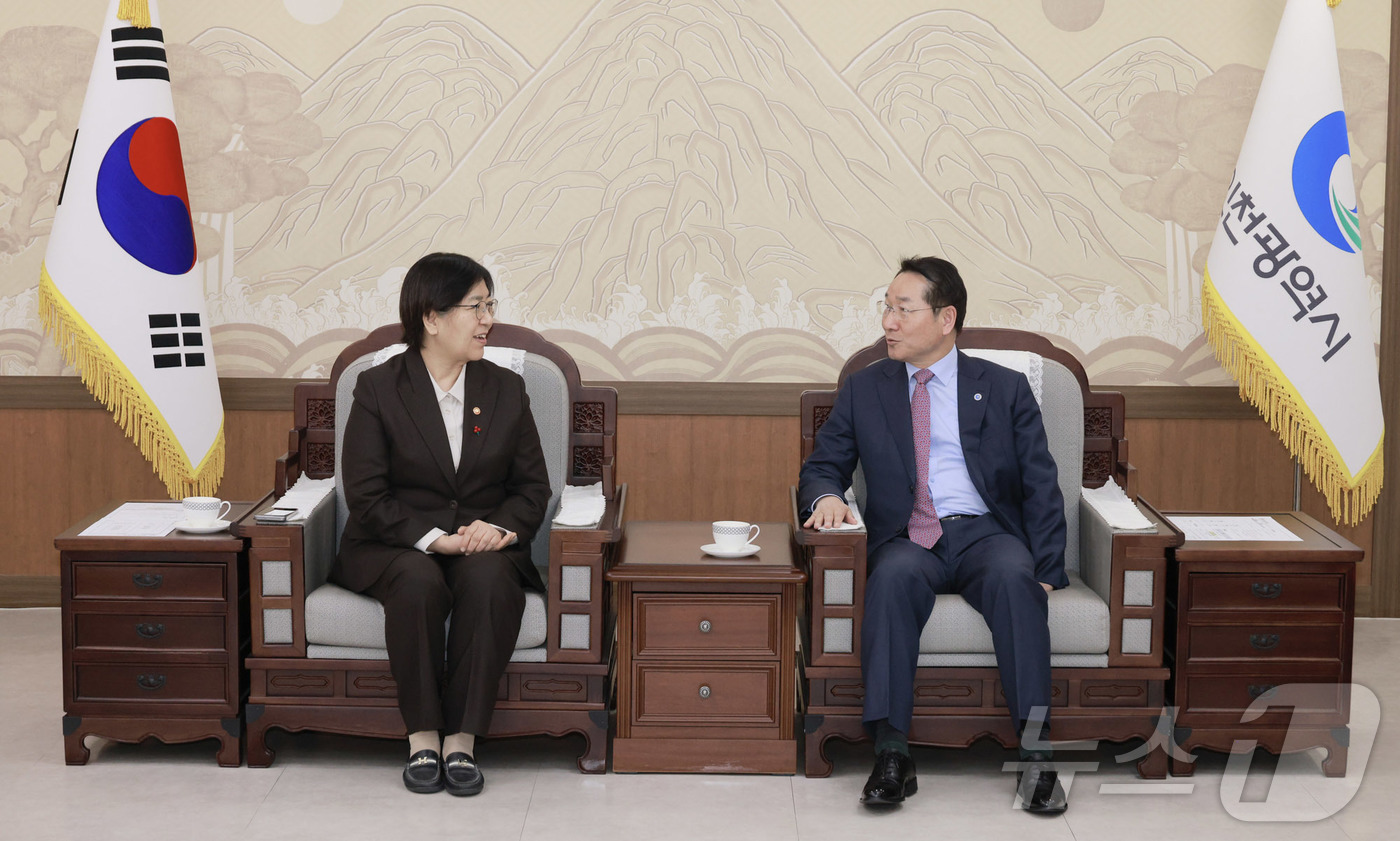 (서울=뉴스1) = 정은경 보건복지부 장관이 23일 오후 인천시청에서 열린 응급의료 간담회에서 유정복 인천시장과 대화를 나누고 있다. (보건복지부 제공. 재판매 및 DB 금지) 2 …