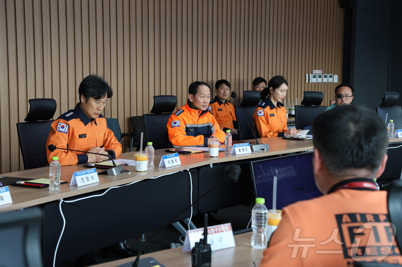 (서울=뉴스1) = 홍영근 서울소방재난본부장이 23일 오후 김포국제공항을 방문해 공항 관계자에게 화재 예방 등 안전관리를 당부하고 있다. (서울소방재난본부 제공. 재판매 및 DB …