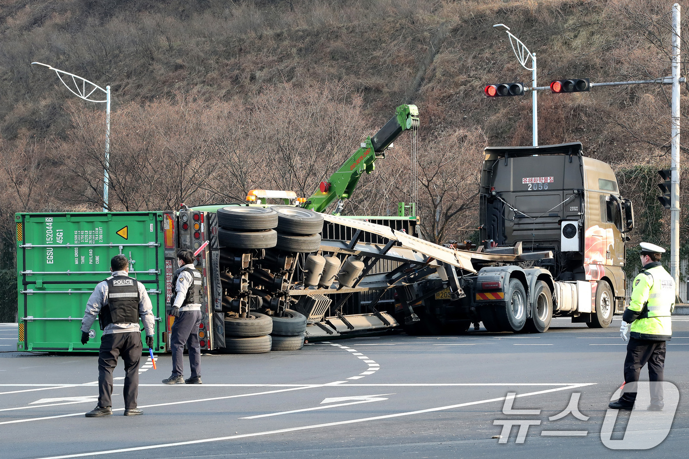 (대구=뉴스1) 공정식 기자 = 23일 오후 2시 6분쯤 대구 수성구 범안삼거리에서 25톤 트레일러가 전도되면서 태양광 패널 등이 실린 20여 톤짜리 컨테이너가 적재함에서 떨어지는 …