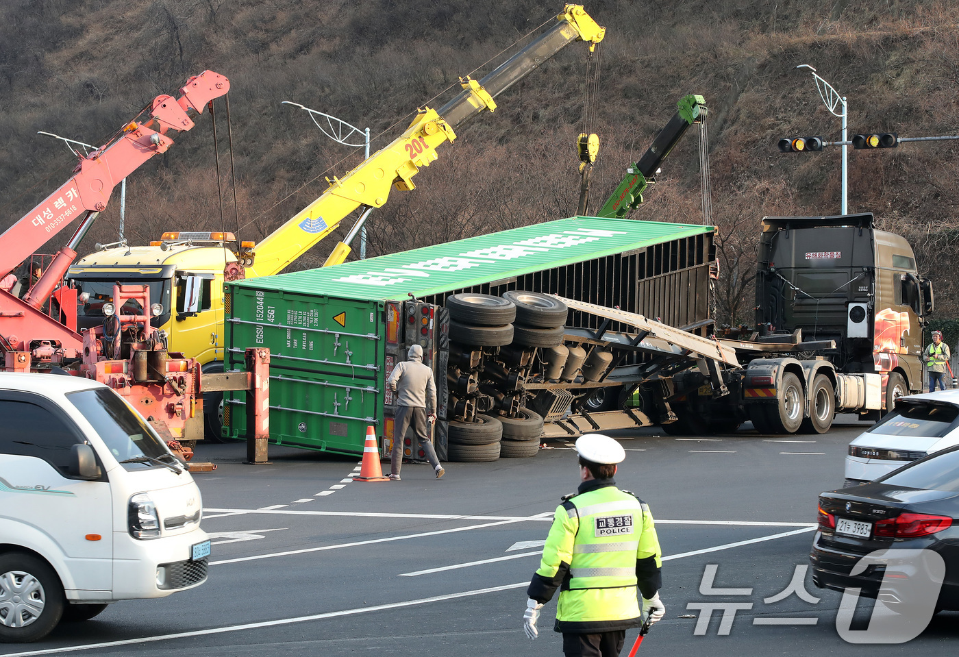 (대구=뉴스1) 공정식 기자 = 23일 오후 2시 6분쯤 대구 수성구 범안삼거리에서 25톤 트레일러가 전도되면서 태양광 패널 등이 실린 20여 톤짜리 컨테이너가 적재함에서 떨어지는 …