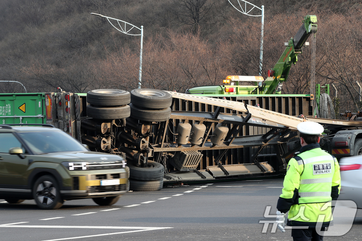 (대구=뉴스1) 공정식 기자 = 23일 오후 2시 6분쯤 대구 수성구 범안삼거리에서 25톤 트레일러가 전도되면서 태양광 패널 등이 실린 20여 톤짜리 컨테이너가 적재함에서 떨어지는 …