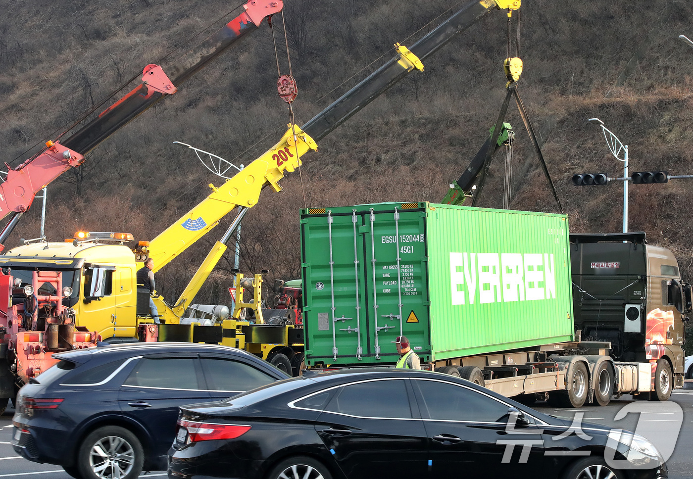 (대구=뉴스1) 공정식 기자 = 23일 오후 2시 6분쯤 대구 수성구 범안삼거리에서 25톤 트레일러가 전도되면서 태양광 패널 등이 실린 20여 톤짜리 컨테이너가 적재함에서 떨어져 …