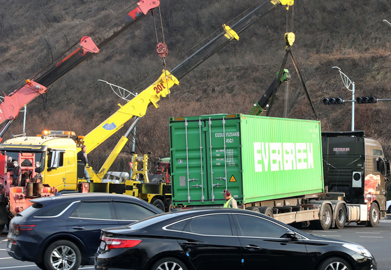 크레인 3대 동원된 트레일러 전도 사고수습