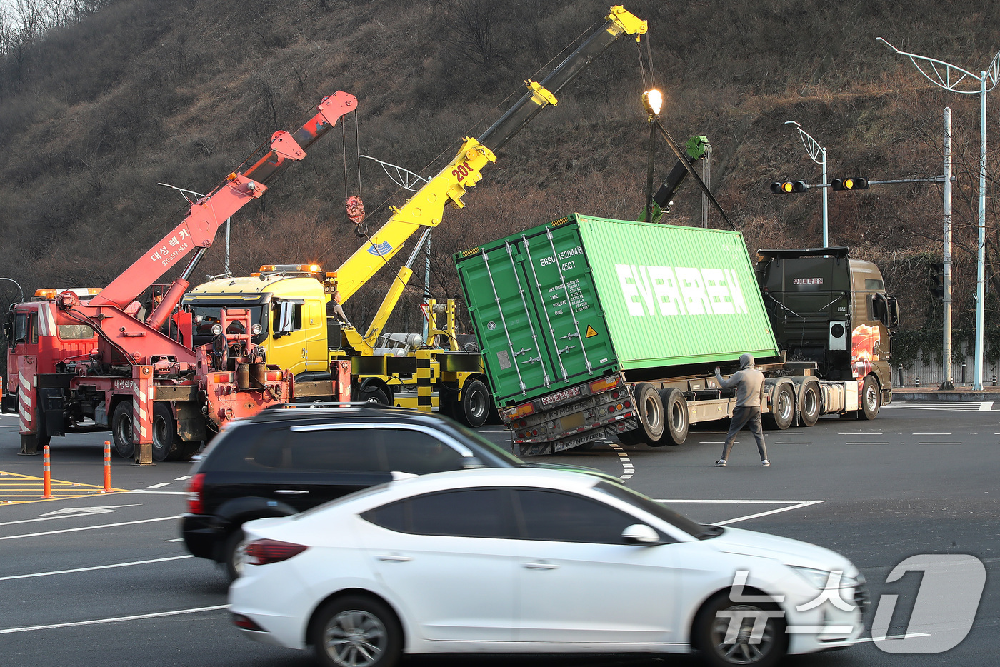 (대구=뉴스1) 공정식 기자 = 23일 오후 2시 6분쯤 대구 수성구 범안삼거리에서 25톤 트레일러가 전도되면서 태양광 패널 등이 실린 20여 톤짜리 컨테이너가 적재함에서 떨어져 …