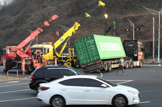 2시간 넘게 이어지는 사고수습
