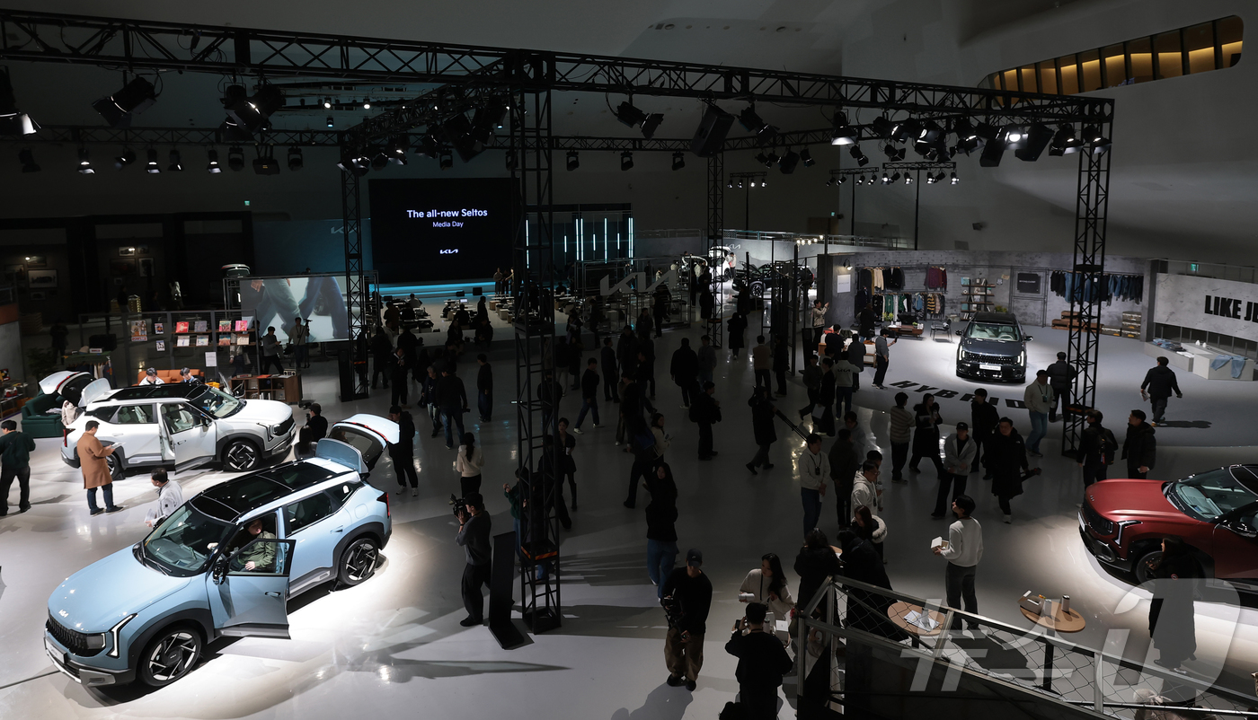 (서울=뉴스1) 권현진 기자 = 23일 서울 중구 DDP 아트홀에서 열린 ‘디 올 뉴 셀토스 미디어 데이’에서 국내 대표 소형 SUV ‘디 올 뉴 셀토스’ 차량이 공개되고 있다.기 …