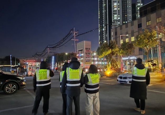 도심 뒤덮은 떼까마귀…김해시, 퇴치반 운영·청소 강화 등 대응