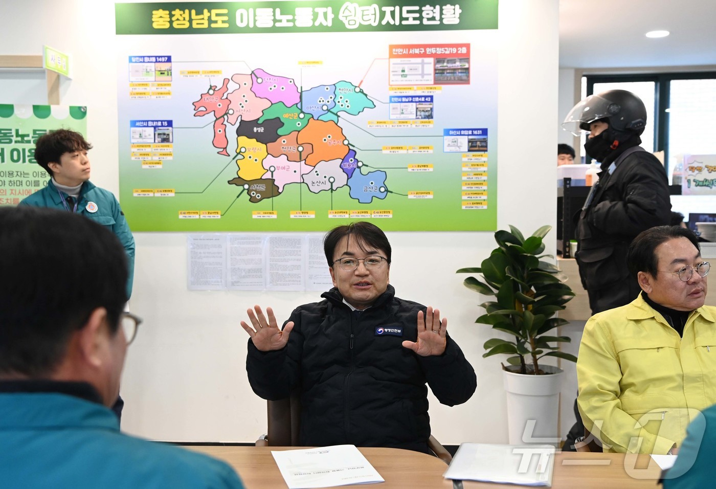 (천안=뉴스1) = 김광용 행정안전부 재난안전관리본부장이 23일 오후 충남 천안시 이동노동자 쉼터를 방문해 한파 취약계층 보호대책을 청취하고, 쉼터 운영 및 관리 실태를 점검하고 …