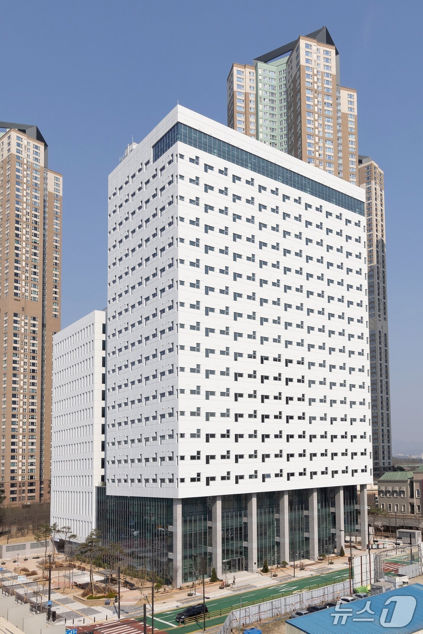 본문 이미지 - 고양시가 시청사 이전을 추진하면서 시의회와 갈등을 빚고 있는 백석업무빌딩. (고양시 제공, 재판매 및 DB금지)