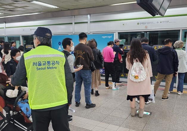 서울 지하철 혼잡역에 중장년 '안전도우미' 130명 배치