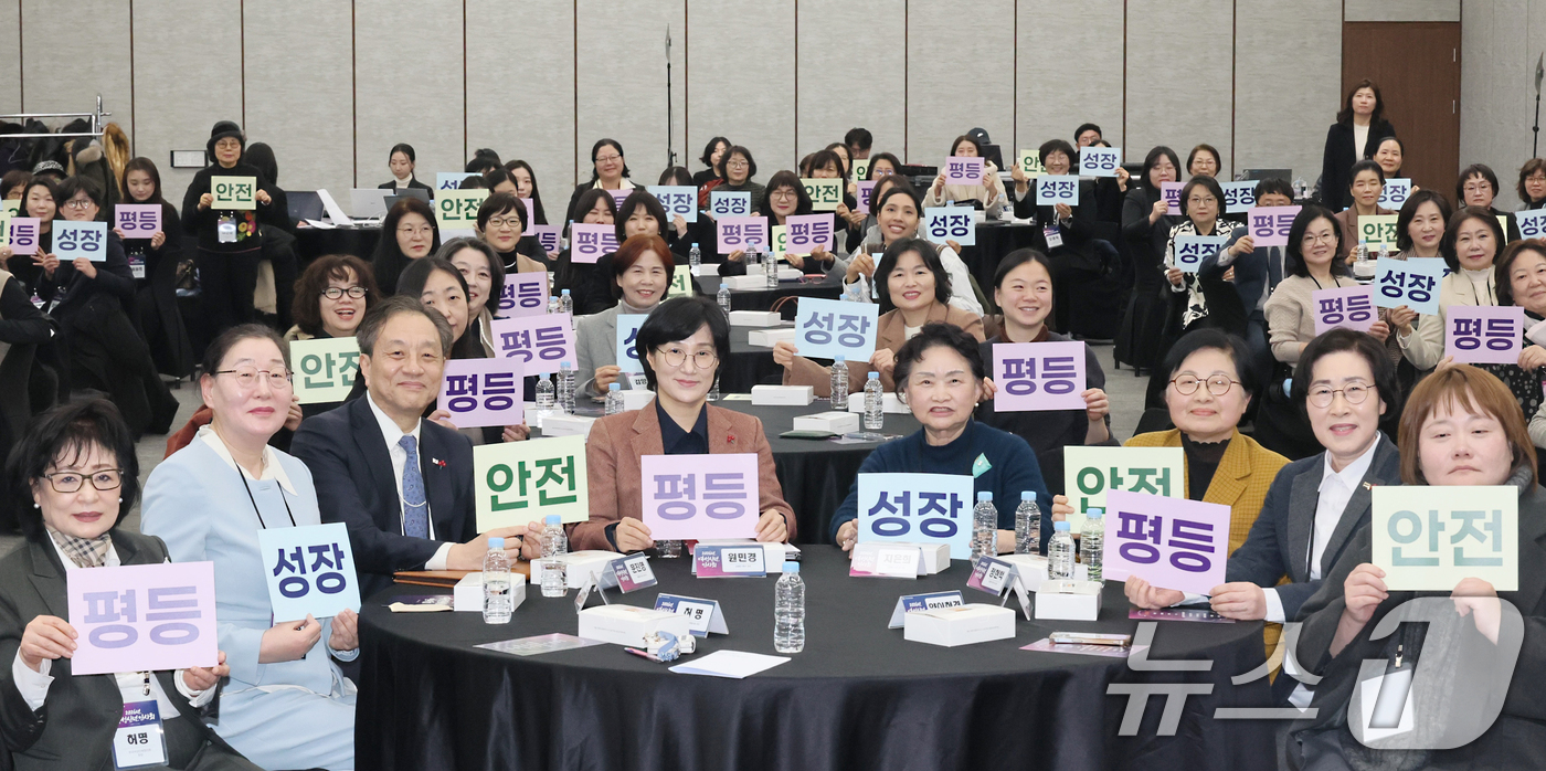 (서울=뉴스1) = 원민경 성평등가족부 장관(앞줄 왼쪽 네번째)이 23일 오후 서울 중구 은행회관에서 열린 '2026년 여성인사회'에서 참석자들과 정책 키워드 '안전, 평등, 성장 …