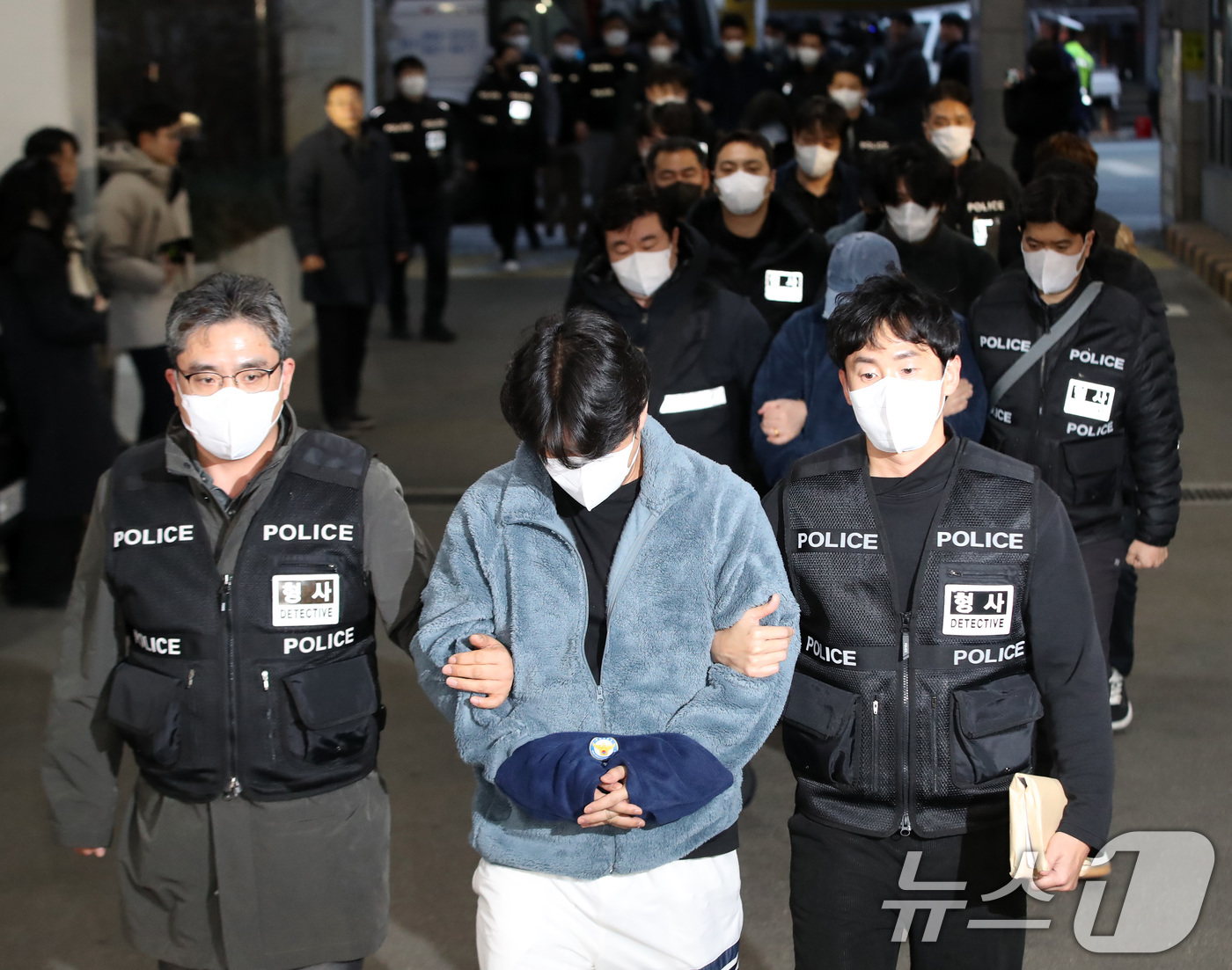 (부산=뉴스1) 윤일지 기자 = 캄보디아에서 대규모 스캠 범죄를 저질러 강제 송환된 한국인 피의자들이 23일 오후 부산 동래구 동래경찰서로 압송되고 있다.이날 인천국제공항을 통해 …