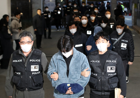 캄보디아 송환 '관공서 사칭 노쇼사기 혐의' 49명 부산 도착