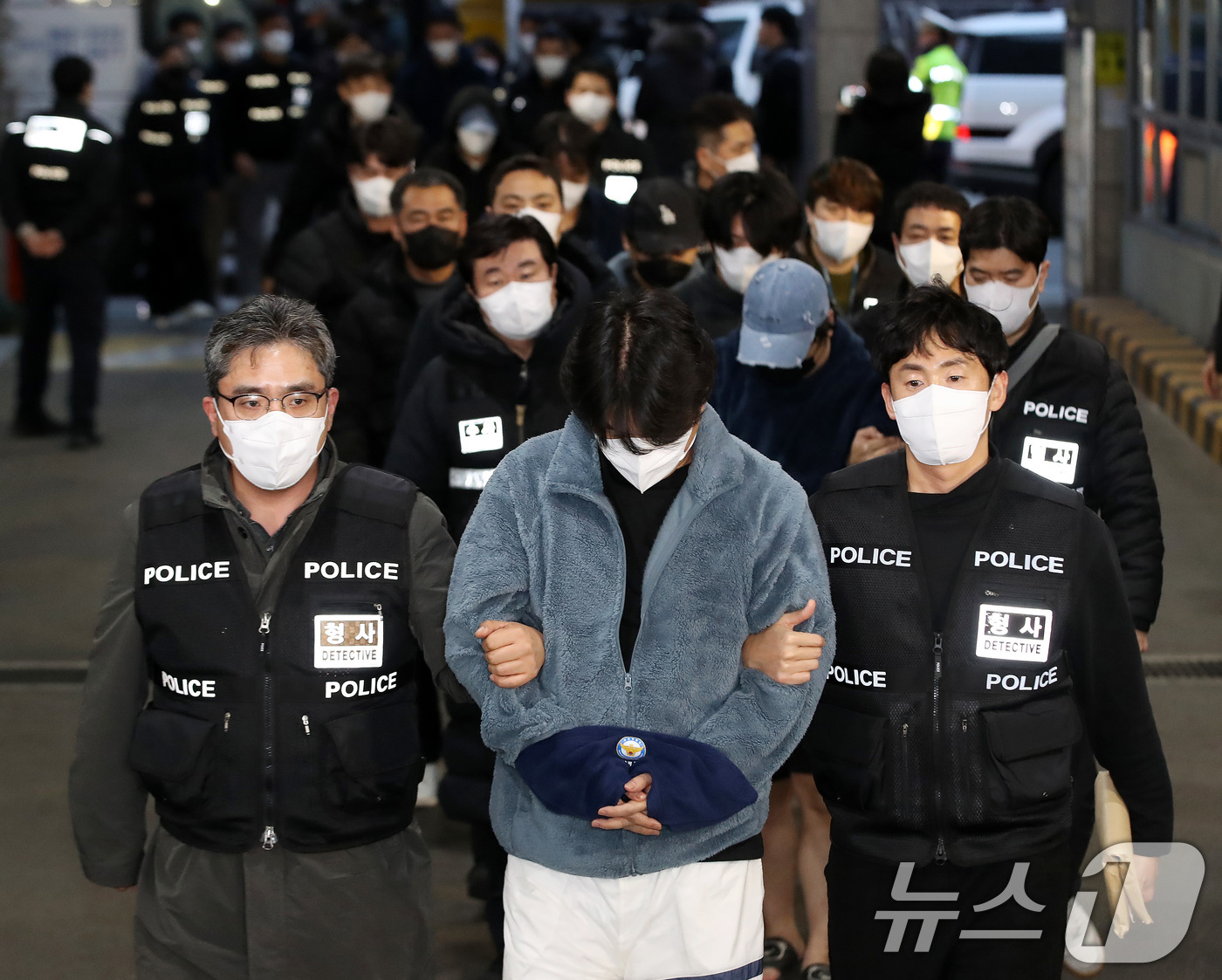 (부산=뉴스1) 윤일지 기자 = 캄보디아에서 대규모 스캠 범죄를 저질러 강제 송환된 한국인 피의자들이 23일 오후 부산 동래구 동래경찰서로 압송되고 있다.이날 인천국제공항을 통해 …