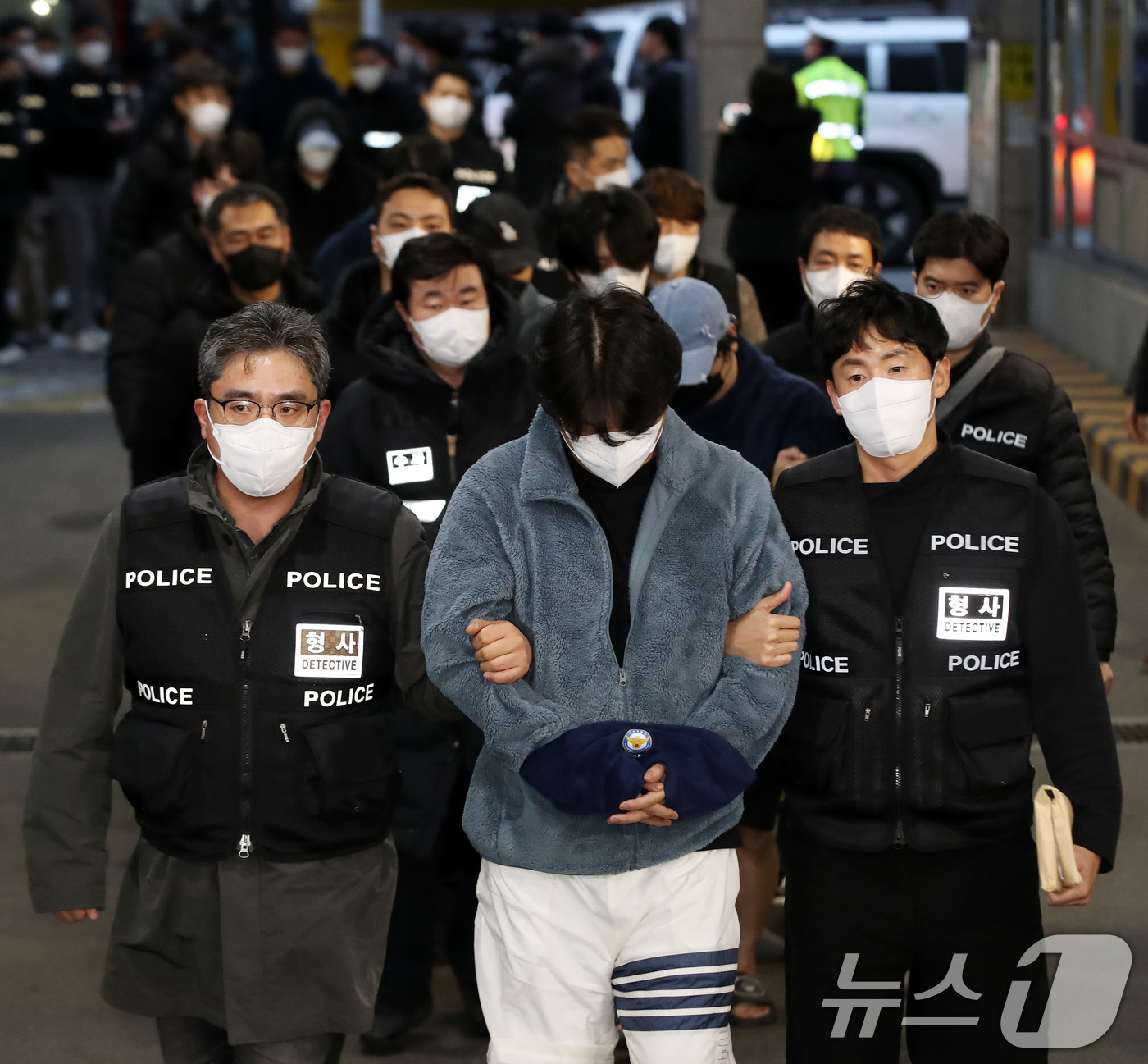 (부산=뉴스1) 윤일지 기자 = 캄보디아에서 대규모 스캠 범죄를 저질러 강제 송환된 한국인 피의자들이 23일 오후 부산 동래구 동래경찰서로 압송되고 있다.이날 인천국제공항을 통해 …