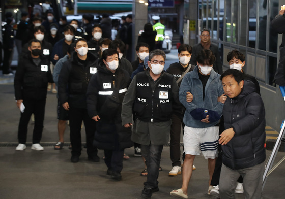 '캄보디아 범죄조직' 부산 동래경찰서로 압송