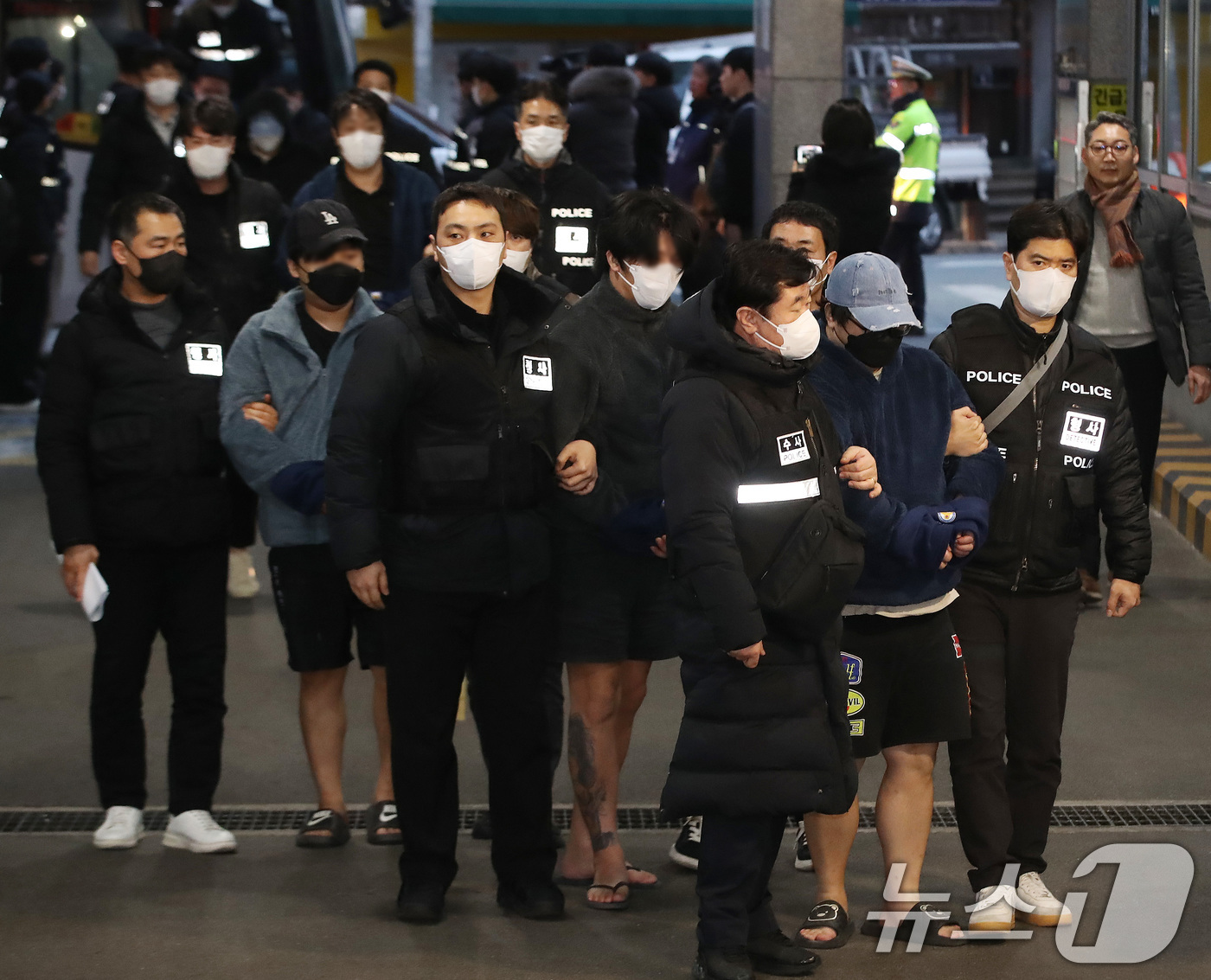 (부산=뉴스1) 윤일지 기자 = 캄보디아에서 대규모 스캠 범죄를 저질러 강제 송환된 한국인 피의자들이 23일 오후 부산 동래구 동래경찰서로 압송되고 있다.이날 인천국제공항을 통해 …