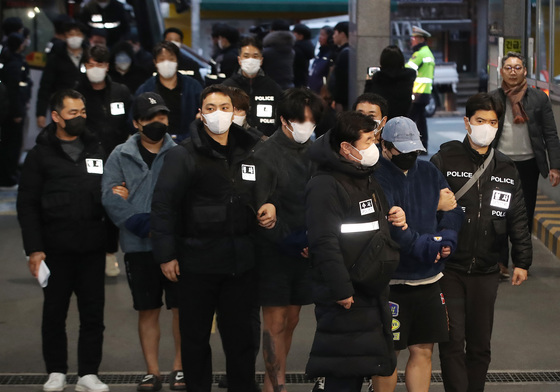 '캄보디아 대규모 스캠' 피의자 부산으로 압송