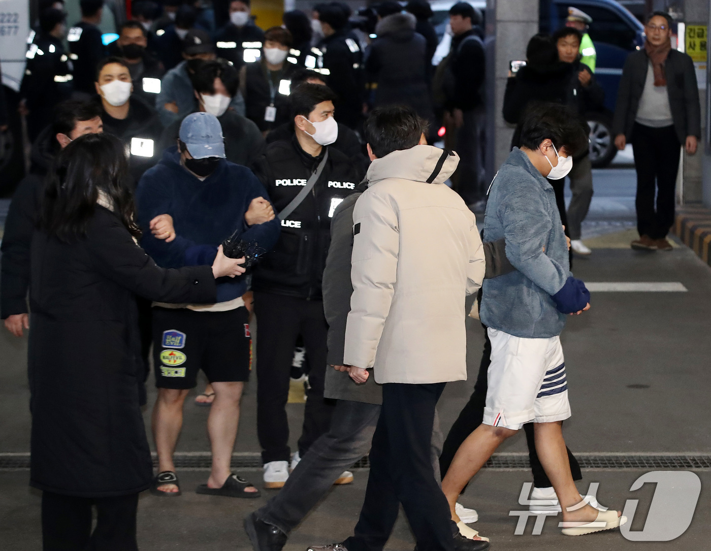 (부산=뉴스1) 윤일지 기자 = 캄보디아에서 대규모 스캠 범죄를 저질러 강제 송환된 한국인 피의자들이 23일 오후 부산 동래구 동래경찰서로 압송되고 있다.이날 인천국제공항을 통해 …