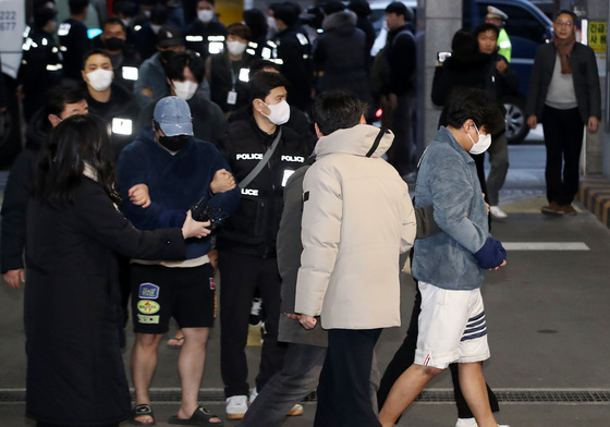 '캄보디아 대규모 스캠' 피의자 부산으로 압송