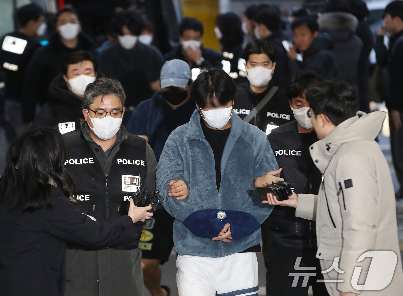 (부산=뉴스1) 윤일지 기자 = 캄보디아에서 대규모 스캠 범죄를 저질러 강제 송환된 한국인 피의자들이 23일 오후 부산 동래구 동래경찰서로 압송되고 있다.이날 인천국제공항을 통해 …