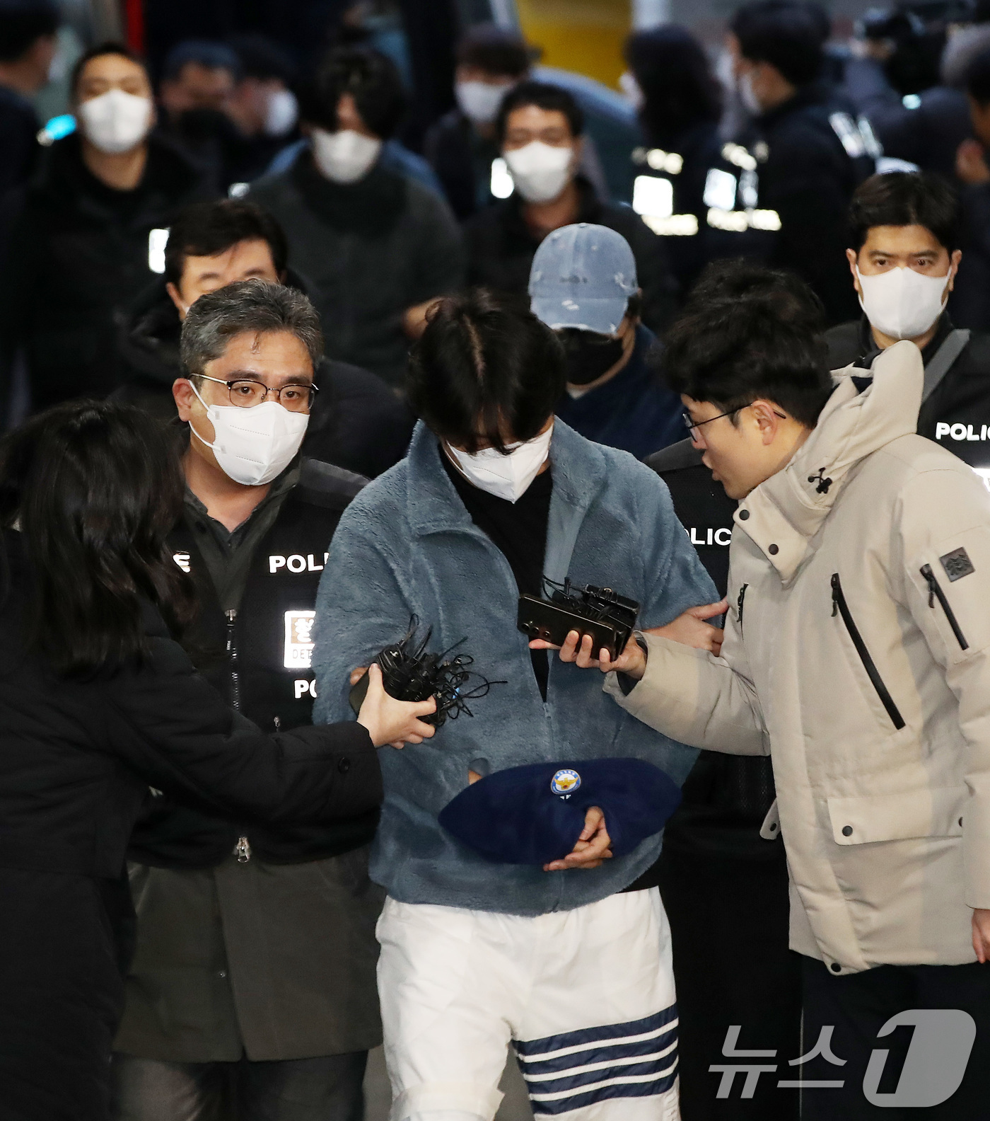 (부산=뉴스1) 윤일지 기자 = 캄보디아에서 대규모 스캠 범죄를 저질러 강제 송환된 한국인 피의자들이 23일 오후 부산 동래구 동래경찰서로 압송되고 있다.이날 인천국제공항을 통해 …