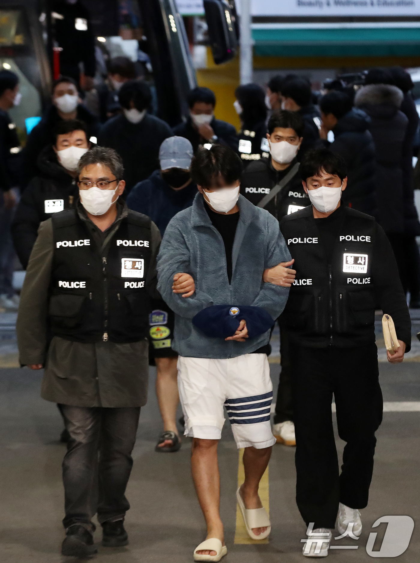 (부산=뉴스1) 윤일지 기자 = 캄보디아에서 대규모 스캠 범죄를 저질러 강제 송환된 한국인 피의자들이 23일 오후 부산 동래구 동래경찰서로 압송되고 있다.이날 인천국제공항을 통해 …