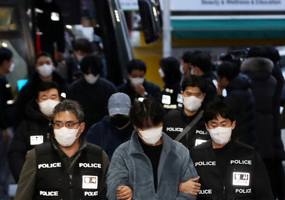 부산 동래경찰서에 압송되는 '캄보디아 범죄조직'