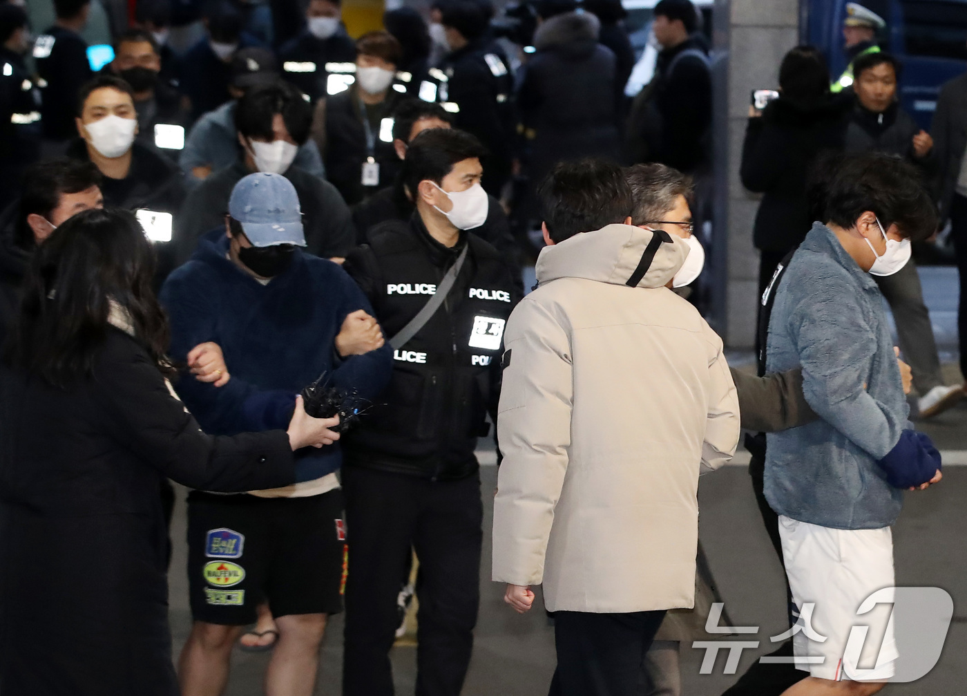 (부산=뉴스1) 윤일지 기자 = 캄보디아에서 대규모 스캠 범죄를 저질러 강제 송환된 한국인 피의자들이 23일 오후 부산 동래구 동래경찰서로 압송되고 있다.이날 인천국제공항을 통해 …