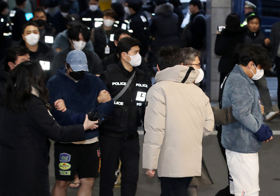 부산 동래경찰서에 압송되는 '캄보디아 범죄조직'