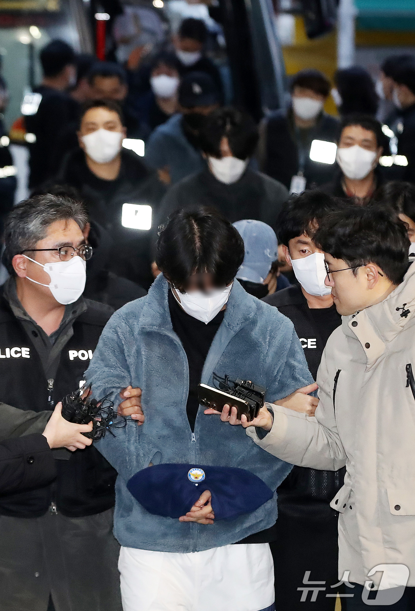 (부산=뉴스1) 윤일지 기자 = 캄보디아에서 대규모 스캠 범죄를 저질러 강제 송환된 한국인 피의자들이 23일 오후 부산 동래구 동래경찰서로 압송되고 있다.이날 인천국제공항을 통해 …