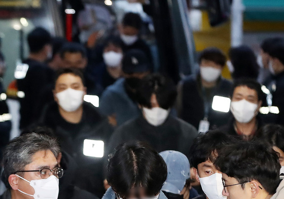 '캄보디아 대규모 스캠' 피의자 부산으로 압송