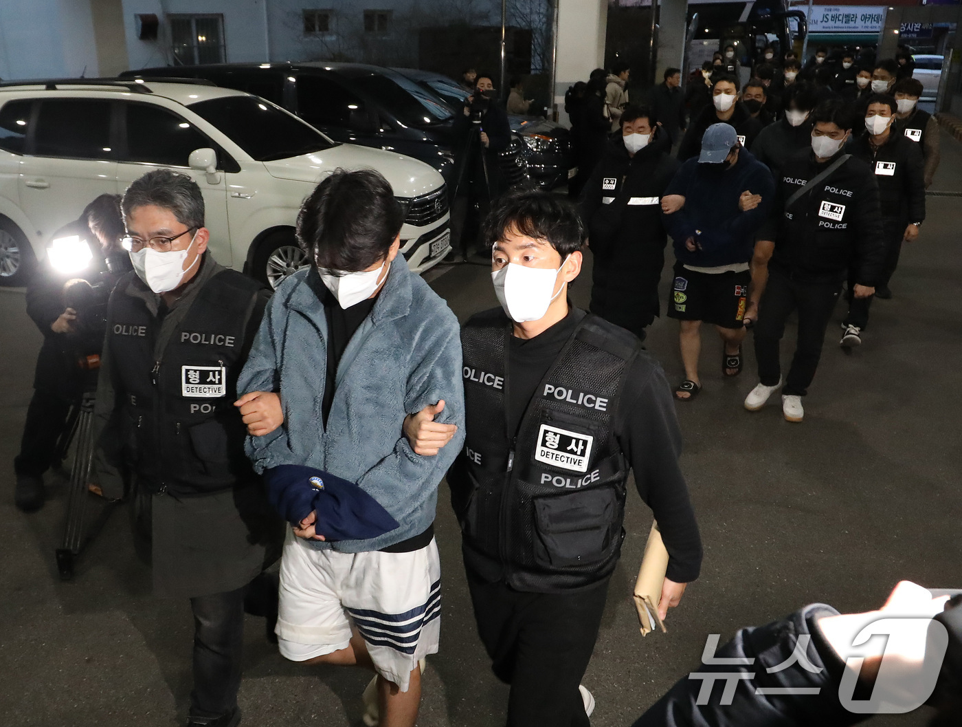 (부산=뉴스1) 윤일지 기자 = 캄보디아에서 대규모 스캠 범죄를 저질러 강제 송환된 한국인 피의자들이 23일 오후 부산 동래구 동래경찰서로 압송되고 있다.이날 인천국제공항을 통해 …