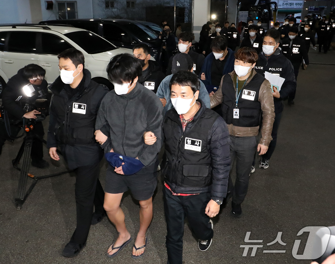 (부산=뉴스1) 윤일지 기자 = 캄보디아에서 대규모 스캠 범죄를 저질러 강제 송환된 한국인 피의자들이 23일 오후 부산 동래구 동래경찰서로 압송되고 있다.이날 인천국제공항을 통해 …