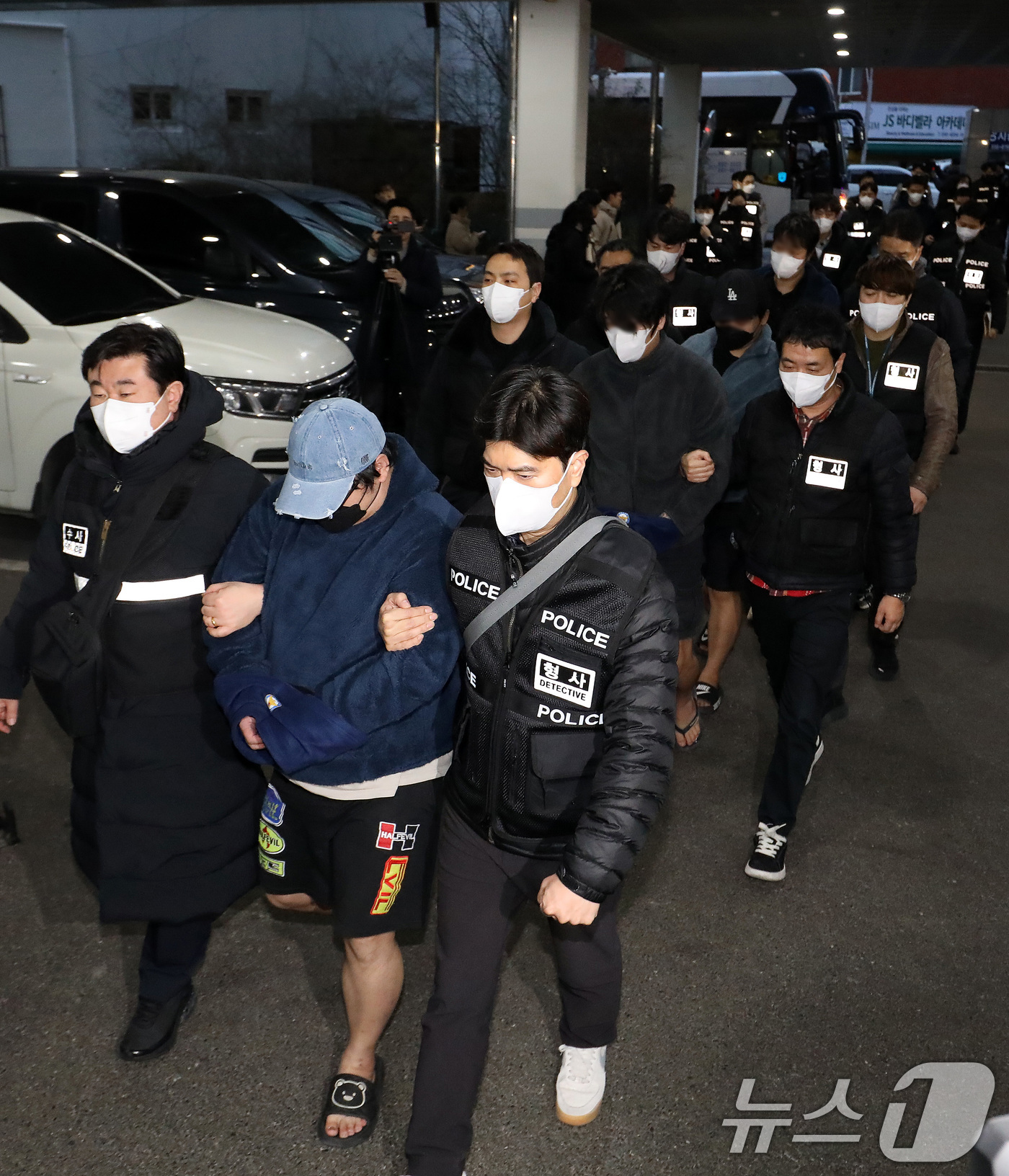 (부산=뉴스1) 윤일지 기자 = 캄보디아에서 대규모 스캠 범죄를 저질러 강제 송환된 한국인 피의자들이 23일 오후 부산 동래구 동래경찰서로 압송되고 있다.이날 인천국제공항을 통해 …