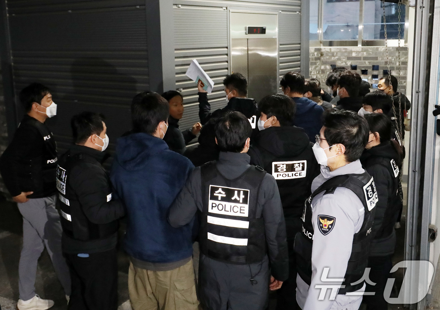 (부산=뉴스1) 윤일지 기자 = 캄보디아에서 대규모 스캠 범죄를 저질러 강제 송환된 한국인 피의자들이 23일 오후 부산 동래구 동래경찰서로 압송되고 있다.이날 인천국제공항을 통해 …