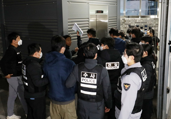 부산으로 압송되는 캄보디아 스캠 범죄 피의자들