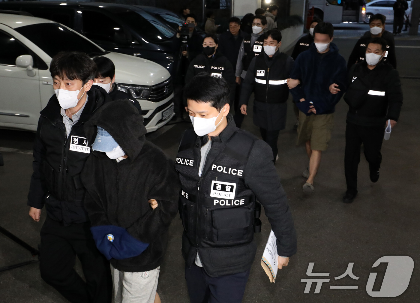 (부산=뉴스1) 윤일지 기자 = 캄보디아에서 대규모 스캠 범죄를 저질러 강제 송환된 한국인 피의자들이 23일 오후 부산 동래구 동래경찰서로 압송되고 있다.이날 인천국제공항을 통해 …