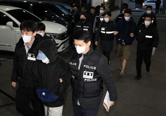 '캄보디아 대규모 스캠' 피의자 부산으로 압송