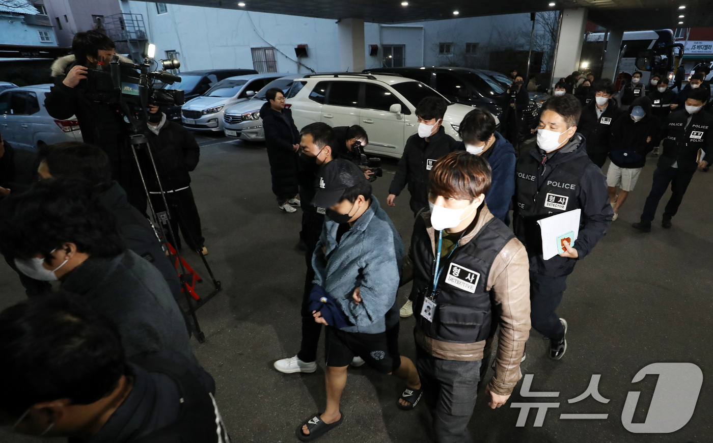 (부산=뉴스1) 윤일지 기자 = 캄보디아에서 대규모 스캠 범죄를 저질러 강제 송환된 한국인 피의자들이 23일 오후 부산 동래구 동래경찰서로 압송되고 있다.이날 인천국제공항을 통해 …